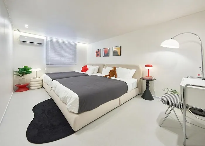 #mangwon Market#han River Park#mangnidan-gil#10 Minutes To Hongdae#4 Queen Beds