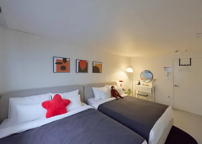 #mangwon Market#han River Park#mangnidan-gil#10 Minutes To Hongdae#4 Queen Beds * Seoel